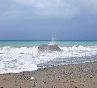 Wellen am Strand von Platanias