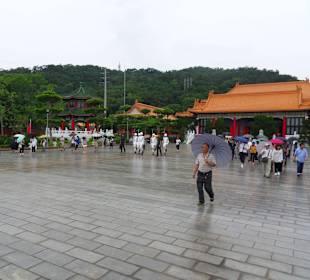 Dziedziniec przed głównym budynkiem