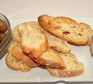Das Gedeck mit Röstbrot, Oliven, Thunfischcreme...