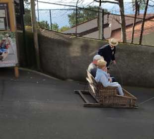 Im Korbschlitten traditionell bergab