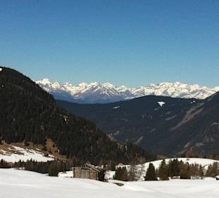 Blick auf die weitere Bergwelt