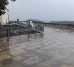 Entlang der Festungsmauer