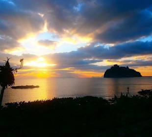 Castello aragonese all'alba