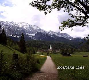 Am Wanderweg Elmau