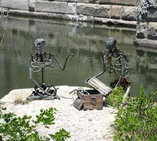 "Piraten" vor dem Fort mit Ihrer Beute