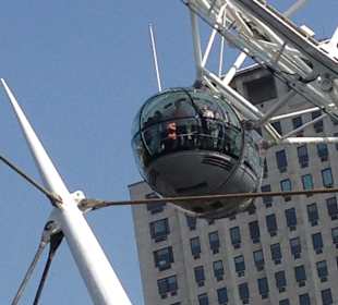 London Eye aus lürzester Entfernung vom Wasser aus