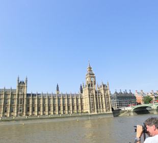 Westminster von der Themse aus gesehen