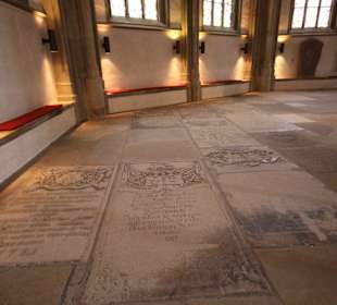 Grabplatten im Fußboden