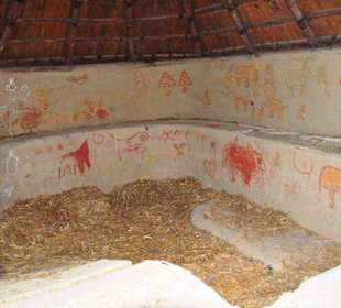 Grube im Rundbau mit Malerei