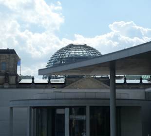 Blick von der Fußgängerbrücke am Paul-Löbe-Haus