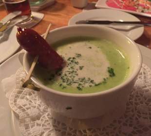 Erbsenschaumsüppchen mit kleinem Mettwürstchen