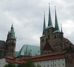 Rechts Severikirche, links Dom auf dem Domberg