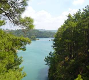 Blick von der Hängebrücke auf den Stausee