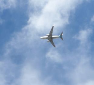 Salinen von Faro: startendes Flugzeug