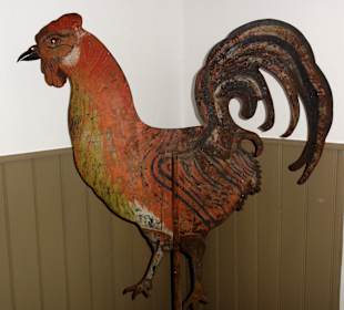 Alter Wetterhahn im Treppenhaus