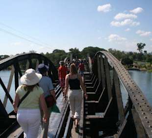 Touristen auf der Brücke