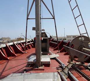 Auf dem Boot über eine wacklige Leiter