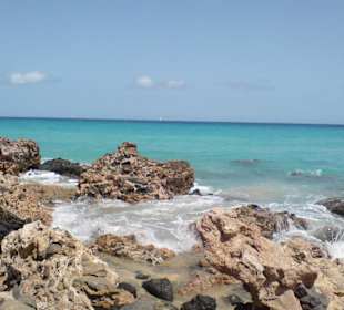 Strand auf der linken Seite entlang