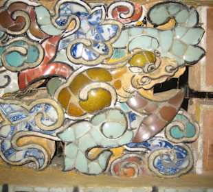 Farbenfrohe Wandmosaike aus Keramik und Glas.