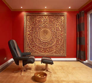 Eine große Holzschnitzerei prägt den Raum für die 