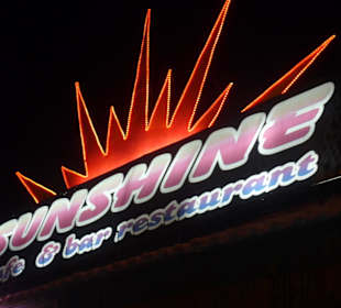 Das Sunshine Logo bei Nacht