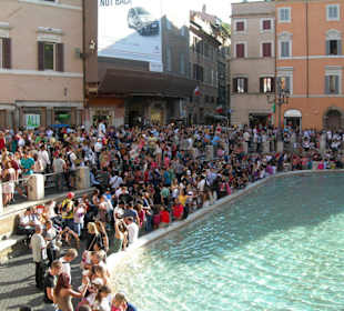 Menschenmassen vor dem Brunnen