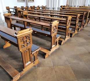 Die Bänke der Probsteikirche St. Johann