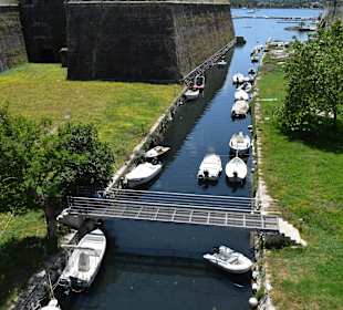 Kanal der die Festung von der Altstadt trennt