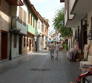 Wąskie uliczki w Antalyi