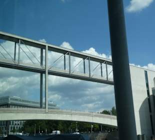 Blick zur Fußgängerbrücke vom Paul-Löbe-Haus
