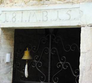 Hauseingang mit Glocke und Inschriften