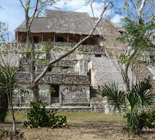 Grosse Pyramide mit abgedeckten Restaurierungen