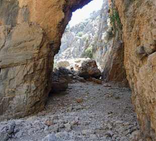 Weg durch die Schlucht
