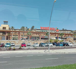 Einkaufszentrum die Straße runter