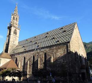 Der Bozner Dom Maria Himmelfahrt am Abend