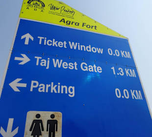 Hinweisschild zum Fort und Taj Mahal
