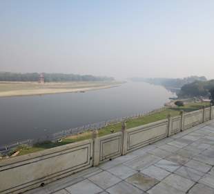 Der Fluss hinter dem Mausoleum