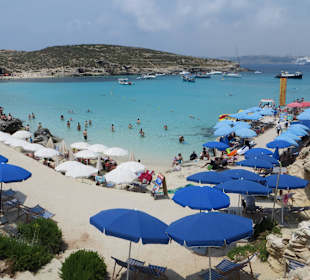 Die vom Comino Hotel & Bungalows ca. 500m entfernte blaue La