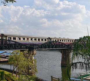 Zug auf der River Kwai Bridge