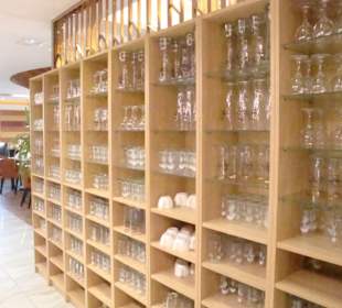 Man holt sich Gläser und Getränke selbst