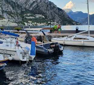 Einige Segelschiffe am Hafen