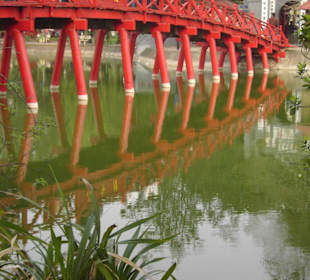 Brücke zum Jadeberg Tempel am Hoan Kiem See Hanoi
