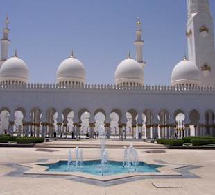 Hof vorm Eingangsbereich