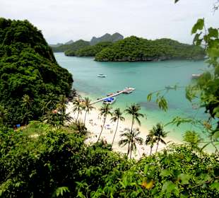 Blick vom View Point zum Strand im Angthong NP