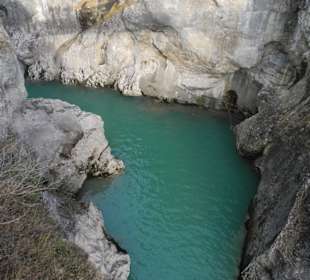 Der Lech windet sich durch Felsen