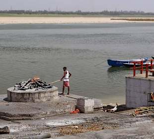Publiczna kremacja w Ghacie