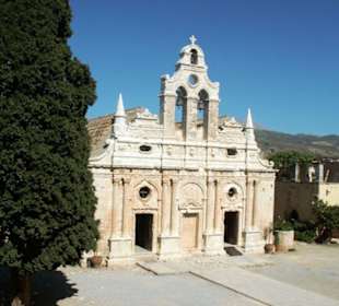 Kirche vom Klostergang gesehen