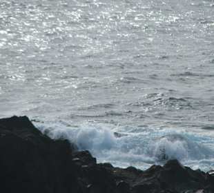 Brandung an der Küste aus Lavagestein