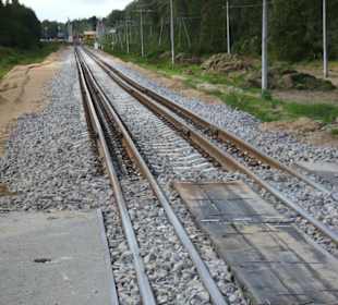 Bahnübergang doppelgleisig,mit Schotter verfüllt