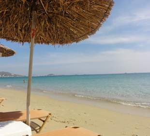 Liegen und Sonnenschirme am Strand